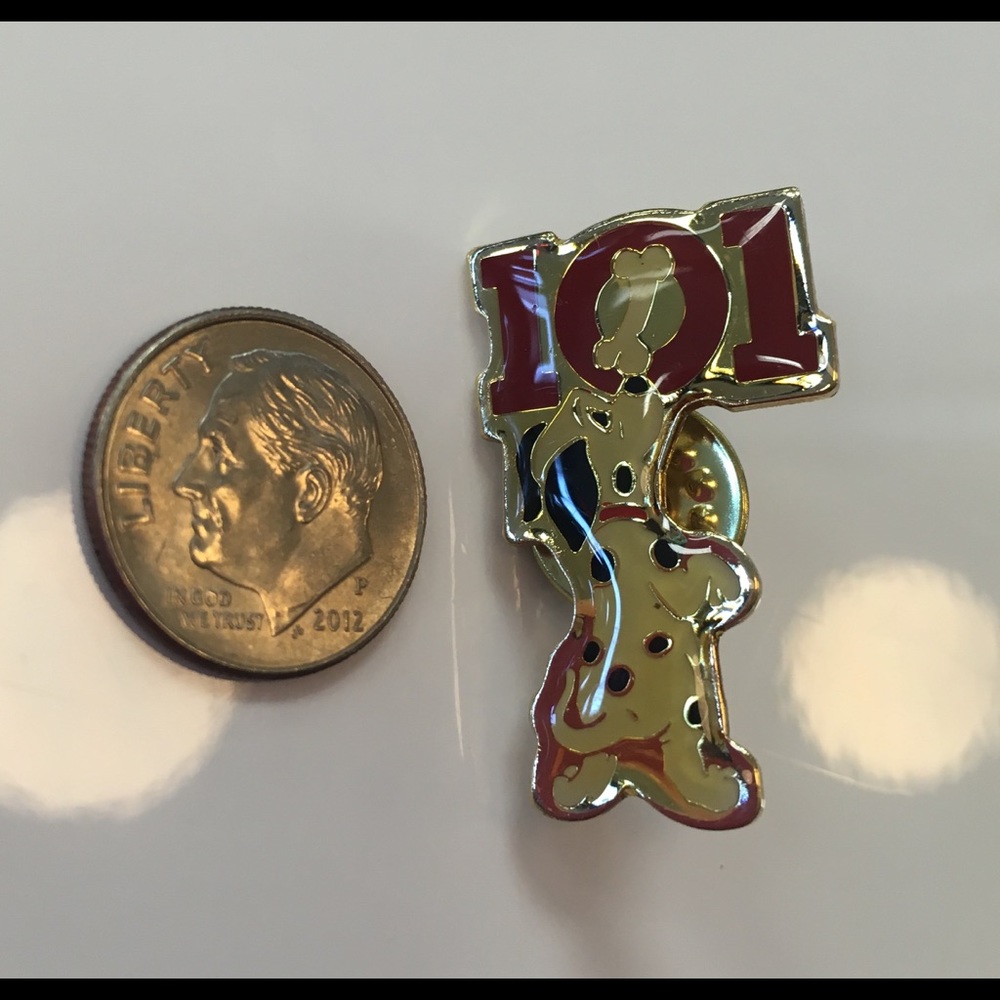 ❤️Vintage & Retired Disney Store Cast Member Pin